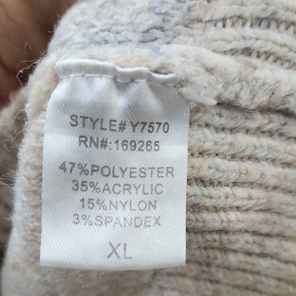 Cozy Floral Knit Sweater - Gray, Blue, Red - Picture 3 of 8